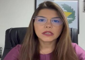 Professora presa por racismo contra diretora será internada após análise psiquiátrica, diz delegada