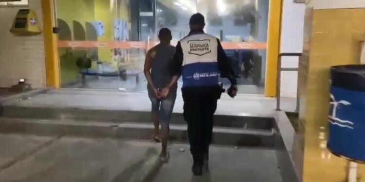 Homem que ameaçava e torturava psicologicamente uma mulher é preso em Macaé