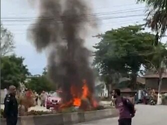 Carro fica destruído após incêndio em Búzios