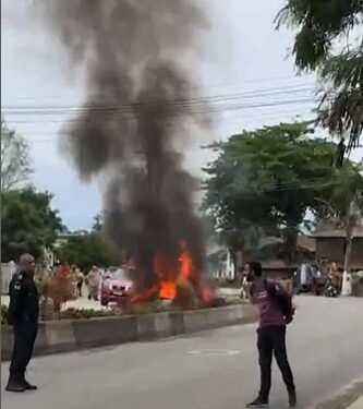 Carro fica destruído após incêndio em Búzios