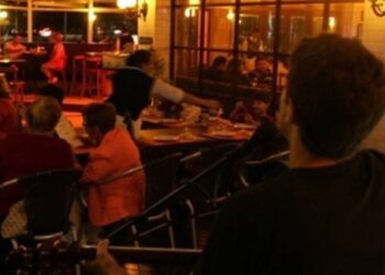 Bares e restaurantes são obrigados a colocar placas sobre cobrança de couvert artístico