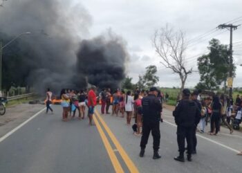 Após acidente que vitimou menino de 11 anos, moradores fazem protesto na BR-101