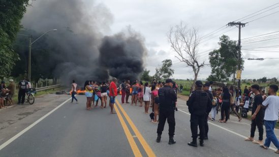 Após acidente que vitimou menino de 11 anos, moradores fazem protesto na BR-101