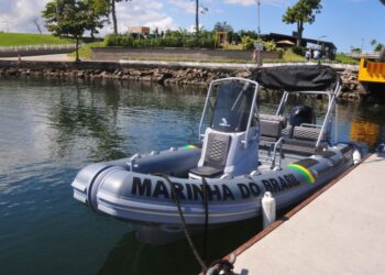 Marinha do Brasil resgata 6 remadores de Canoa Havaiana em Macaé