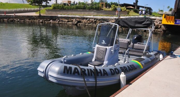 Marinha do Brasil resgata 6 remadores de Canoa Havaiana em Macaé