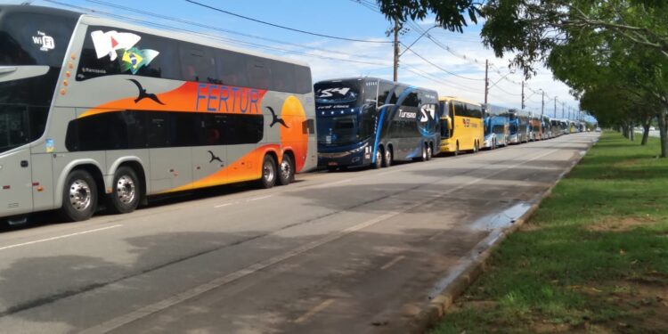 Estacionamento de veículos de turismo e fretamento tem local definido, em Macaé