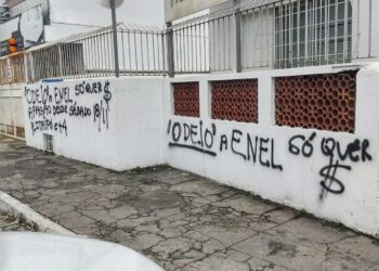 Sede da Enel de Araruama recebe pichações com mensagens de ódio