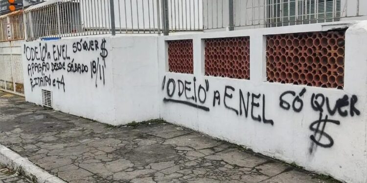Sede da Enel de Araruama recebe pichações com mensagens de ódio