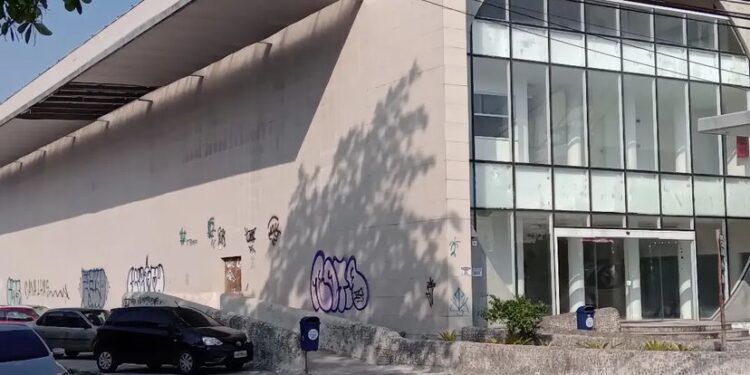 Após investimento de 18 Milhões, Cine Clube permanece fechado e vandalizado