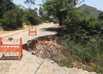 Moradores do Jardim Guanabara reclamam de cratera na rua há mais de um ano
