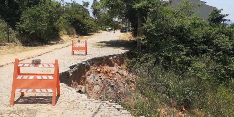 Moradores do Jardim Guanabara reclamam de cratera na rua há mais de um ano