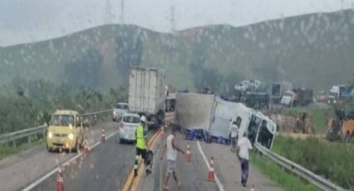 Colisão entre caminhões interdita BR-101 e deixa vítimas
