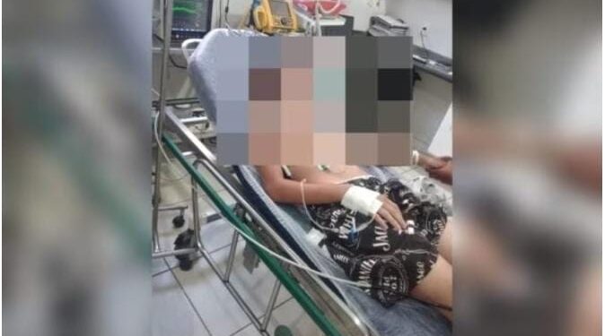 Criança forçada por madrasta a comer lagartixa recebe alta hospitalar