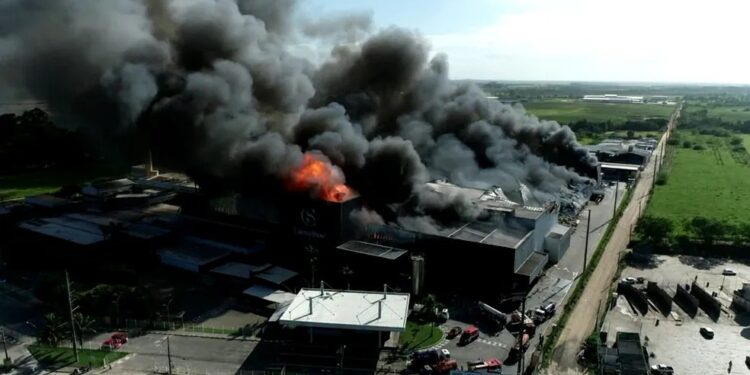 Incêndio atinge fábrica da Cacau Show em Linhares/ES