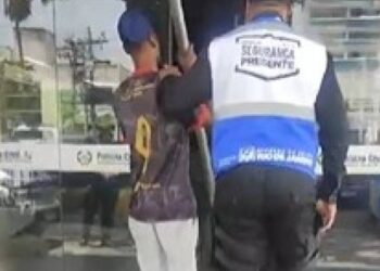 Homem é detido após roubar placa sinalização de trânsito no Centro de Campos