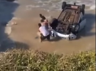 Carro despenca de falésia em praia de SFI e deixa feridos