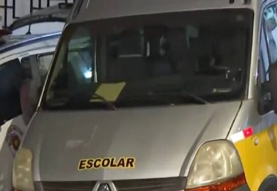 Menino de dois anos morre após ser esquecido em van escolar em dia de calor