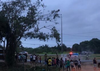 Moradores protestam contra a falta de energia e de água em Macaé