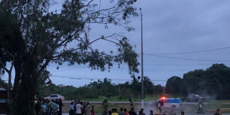 Moradores protestam contra a falta de energia e de água em Macaé
