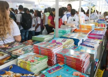 Feira Literária de Saquarema recebe autores e shows até esta quarta