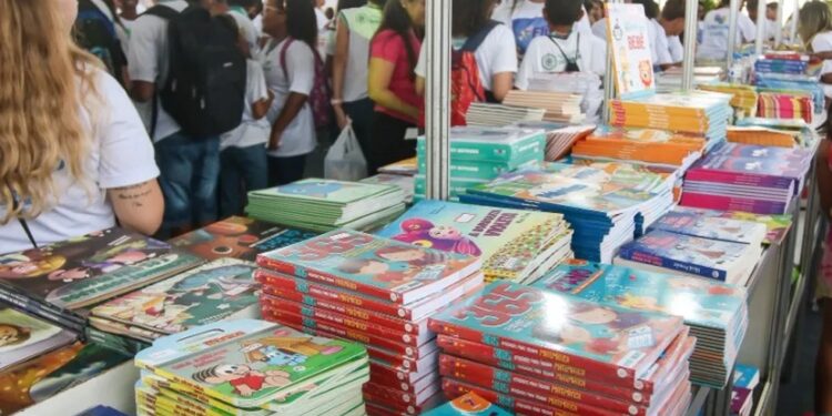 Feira Literária de Saquarema recebe autores e shows até esta quarta
