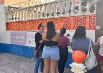 Alunos e funcionários são surpreendidos com fechamento do Colégio Futuro VIP