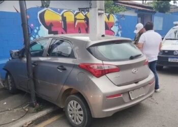 Carro bate em muro de Escola na manhã desta sexta em Macaé
