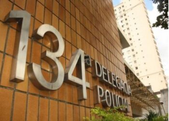 Avó é presa por suspeita do crime de abandono de incapaz contra os netos de 2 e 5 anos