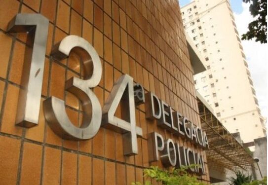 Avó é presa por suspeita do crime de abandono de incapaz contra os netos de 2 e 5 anos