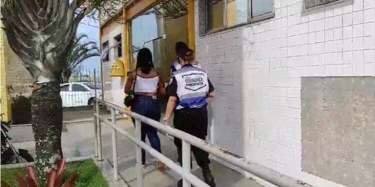 Mulher é presa em flagrante após furtar cosméticos no Centro de Macaé