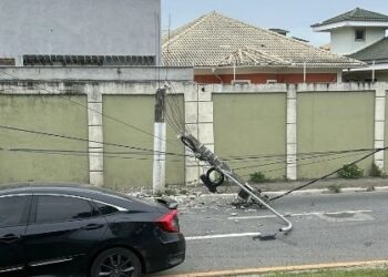 Caminhão bate em poste na Cancela Preta, em Macaé