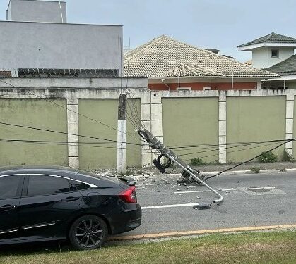 Caminhão bate em poste na Cancela Preta, em Macaé