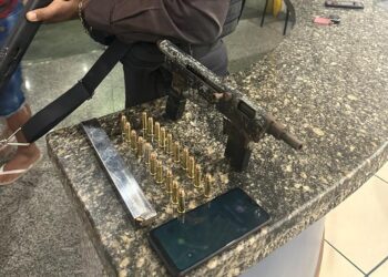 Mulher é presa com submetralhadora em ônibus com destino à Quissamã