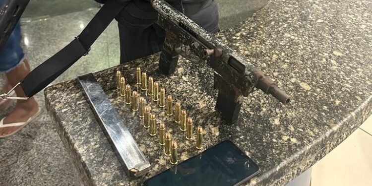 Mulher é presa com submetralhadora em ônibus com destino à Quissamã