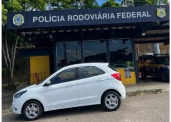 PRF prende, em Campos, dupla suspeita de roubo de carro em Macaé