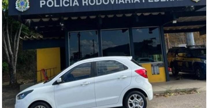 PRF prende, em Campos, dupla suspeita de roubo de carro em Macaé