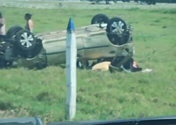 Carro capota após colidir com ciclista na Campos x Farol