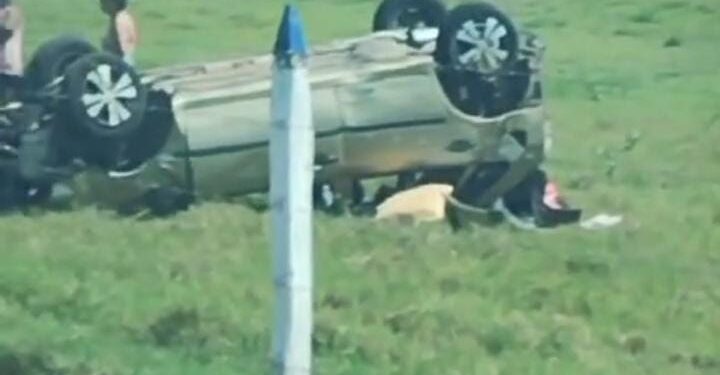 Carro capota após colidir com ciclista na Campos x Farol