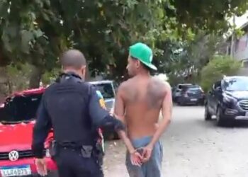 Foragido da justiça com múltiplas anotações criminais é preso na Praia do Forte, em Cabo Frio