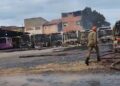 Ônibus são destruídos em incêndio no pátio de empresa em Guarus