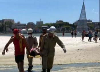 Guarda-vidas resgatam mulher que teve ataque epilético dentro da lagoa de Saquarema