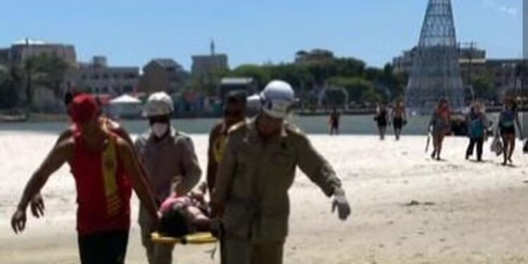 Guarda-vidas resgatam mulher que teve ataque epilético dentro da lagoa de Saquarema