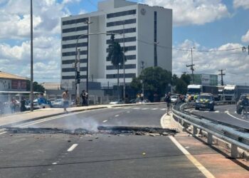 Moradores da Comunidade da Linha fecham BR-101 em protesto contra falta d’água em Campos