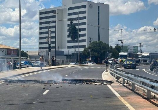 Moradores da Comunidade da Linha fecham BR-101 em protesto contra falta d’água em Campos