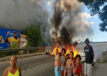 Moradores bloqueiam ponte General Dutra em manifestação contra falta d’água em Campos