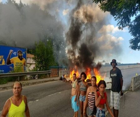 Moradores bloqueiam ponte General Dutra em manifestação contra falta d’água em Campos