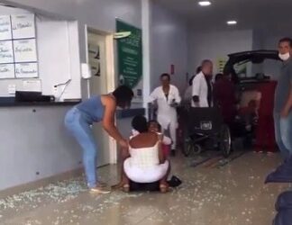 Mulher invade a recepção de Hospital, em Resende, com sua irmã no porta-malas do carro