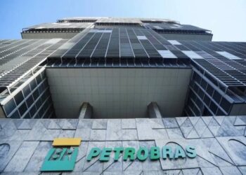 Petrobras divulga edital de concurso com 6.412 mil vagas e salário inicial de R$5,8 mil