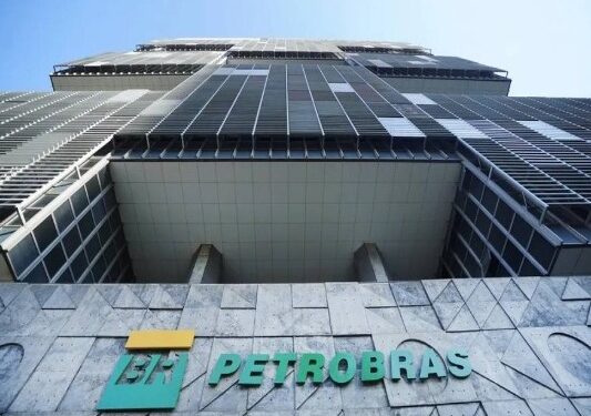 Petrobras divulga edital de concurso com 6.412 mil vagas e salário inicial de R$5,8 mil