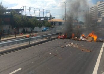 Moradores da Linha fecham BR-101, em Campos, em protesto por falta de energia